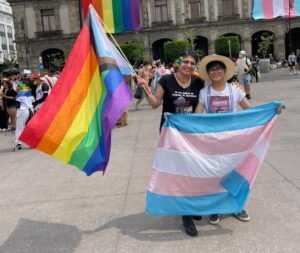 César y su mamá hondean las banderas de la diversidad