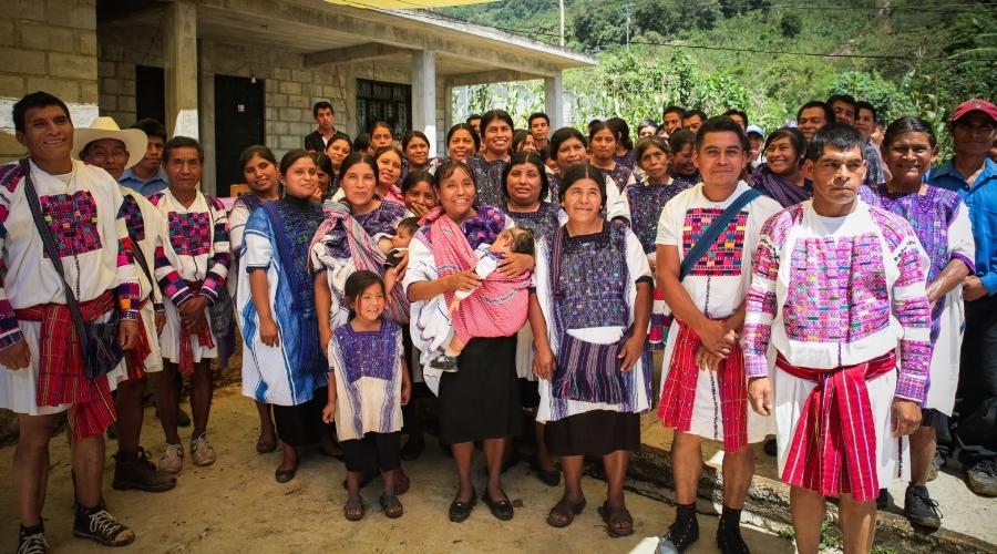 Grupo de indígenas tseltales de Chiapas portando sus trajes tradicionales en una bienvenida y visita de seguimiento a sus proyectos. 