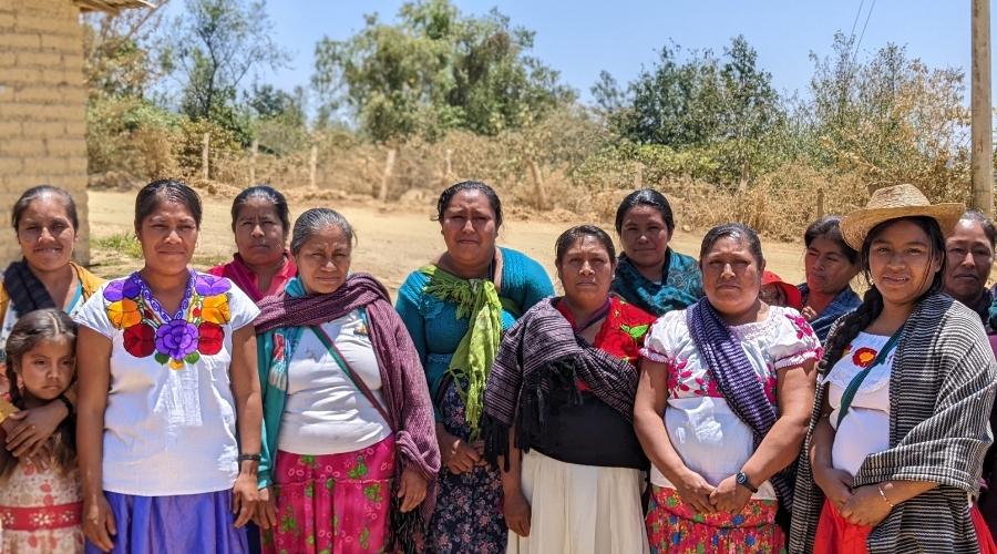 Grupo de mujeres me’phaas de Guerrero después de un taller comunitario de evaluación de proyectos. 