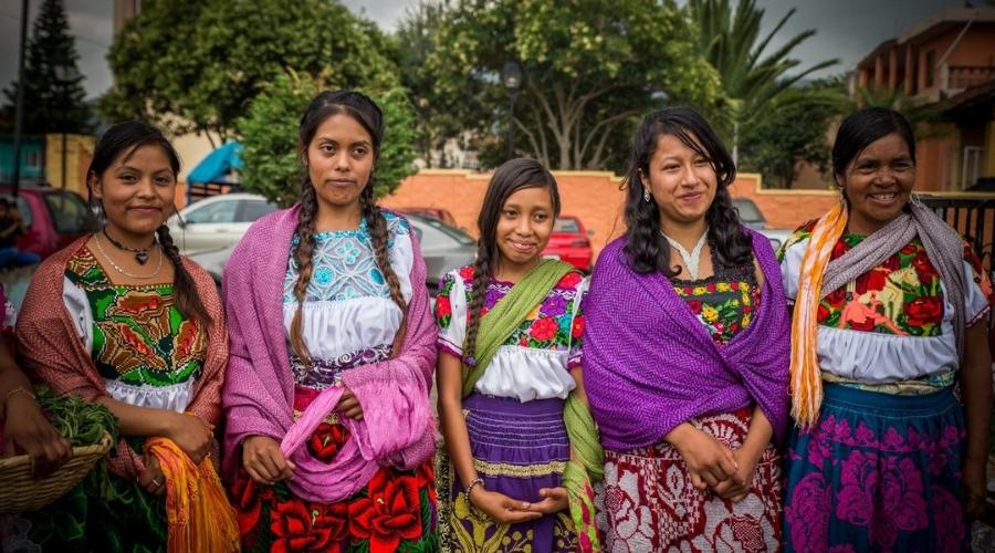 Grupo de mujeres purépechas de Michoacán en una fiesta tradicional portando sus trajes. 