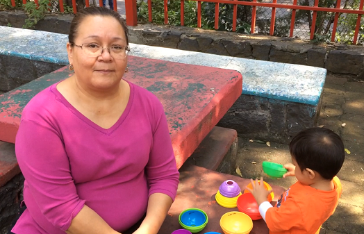 Un niño juega con los juguetes prestados en la ludoteca itinerante.