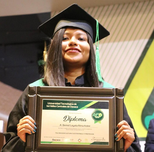 Foto de Alma cuando se graduó de su carrera de Ingeniería.
