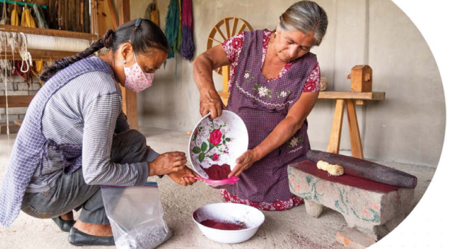 Fotografía de la portada del libro Agenda para el fortalecimiento y la visibilidad de las empresas sociales. En imagen dos mujeres indígenas cocinan. 
