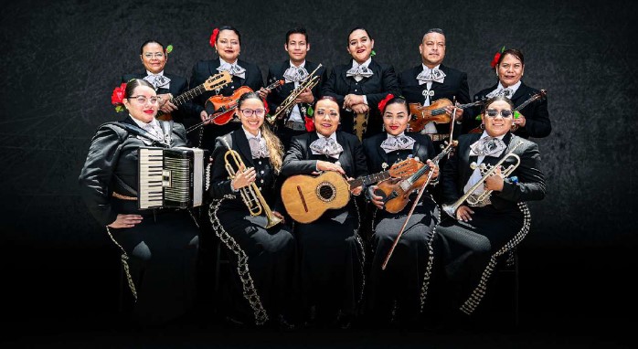 En imagen: integrantes del mariachi del recuerdo integrado por nueve mujeres y dos hombres de mediana edad. Cargando sus instrumentos y con vestimenta de mariachi.