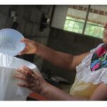 Mujer limpiando agua