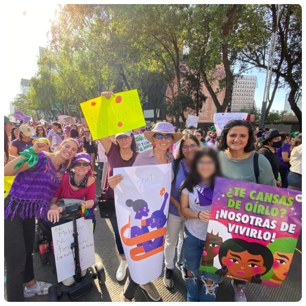 Imagen de la marcha 8m, colaboradoras del Cemefi con un cartel que dice: te cansas de oirlo nosotras de vivirlo