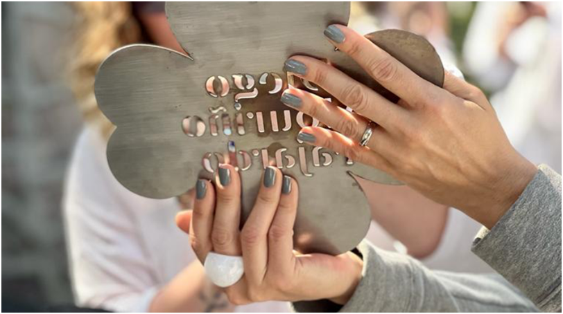 En imagen: placa conmemorativa en forma de trébol de un hijo que murió antes que sus papás. se celebra y honra su vida en el espacio memorial patricio