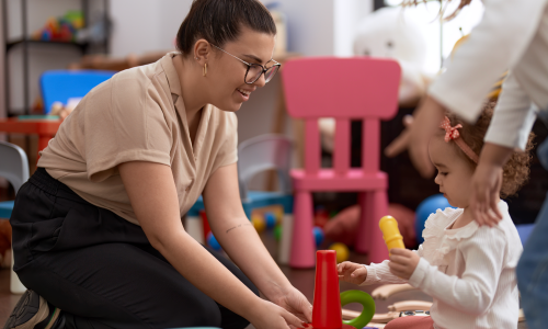 Imagen ilustativa de mujer jugando con una niña. Ilustativa de la lectura Los significados que otorgan las madres y padres con relación a la capacidad jurídica de sus hijos/as con discapacidad intelectual