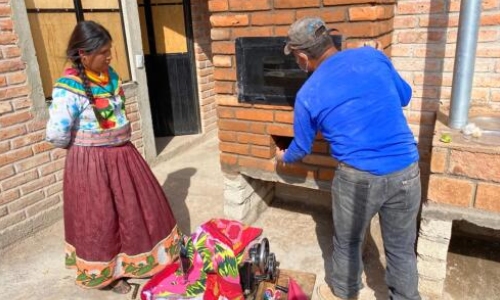 Personas indígenas utilizando una cocina ecológica en la comunidad de Guarijíos, en Álamos, Sonora.