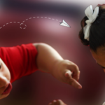 Imagen de una niña y un niño jugando