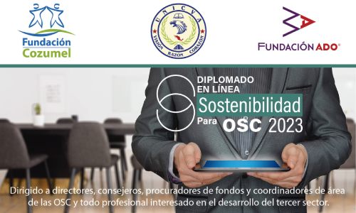 Del 23 de agosto al 9 de noviembre. Obtén herramientas para la adopción, el desarrollo y la implementación de un plan de sostenibilidad en tu OSC. En imagen una persona vestida de traje proyectando en una pantalla el título del diplomado.