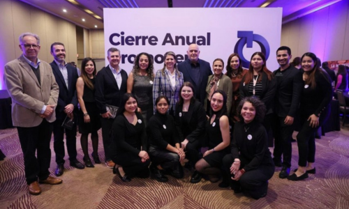 En esta imagen, se captura el momento en que el presidente de Promover, Adrián González Lozano, junto a su esposa, se unen a la directora general de Promover, Mayté Cárdenas Ortiz, y la Secretaria de Igualdad e Inclusión de Nuevo León, Martha Herrera González. También presentes en la instantánea se encuentran los miembros del consejo de Promover, entre ellos Adrián González Guerra, Ángel Casán Marcos y Luis Chapa González.