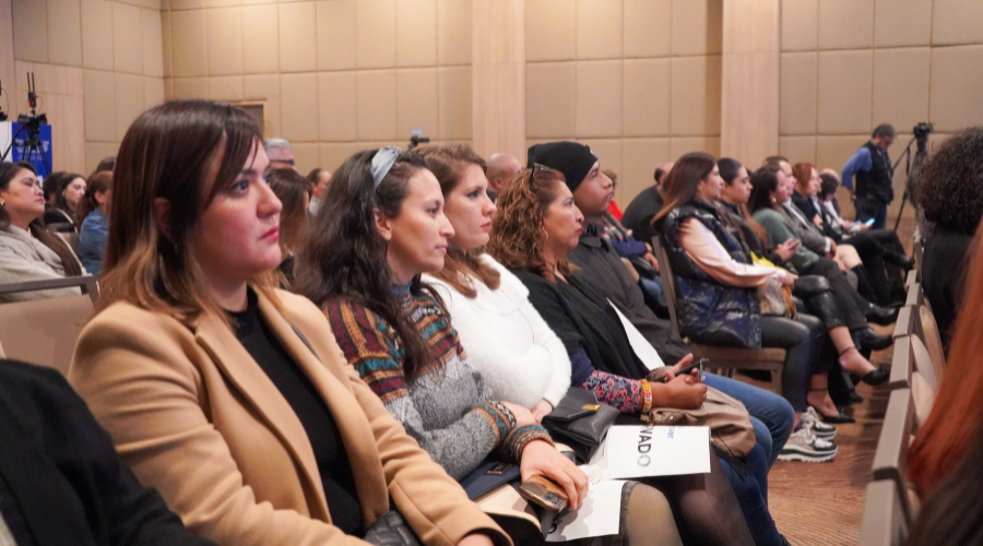 Personas de la comunidad Promover escuchando la conferencia.