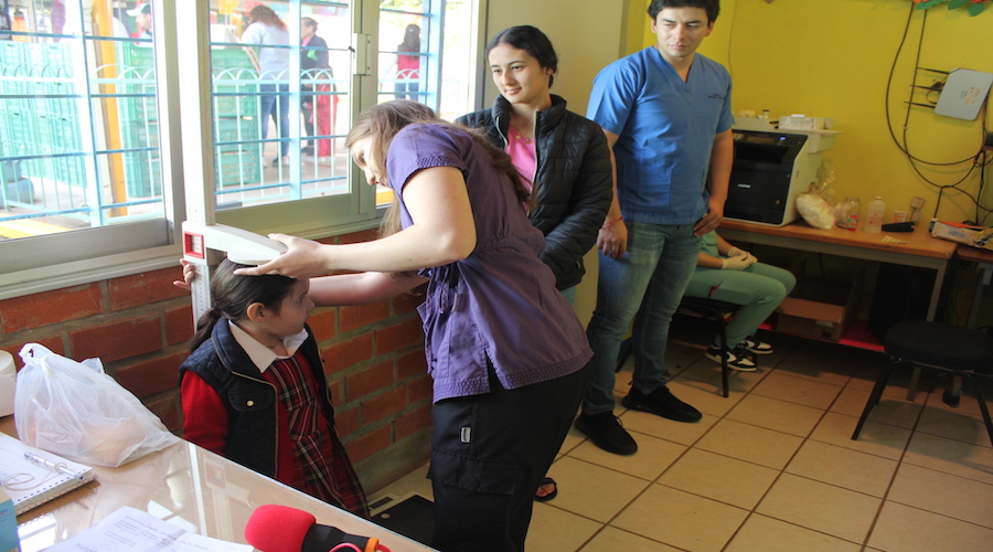 Niña atendida y evaluada en salón por personal de salud.