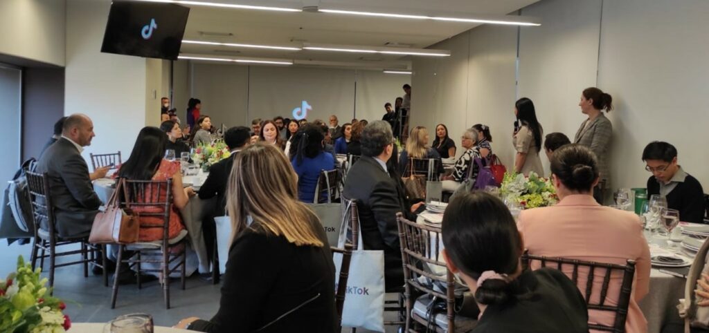 Personas asistente a la presentación de la guía para prevenir el abuso sexual infantil de TikTok y fundación PAS.