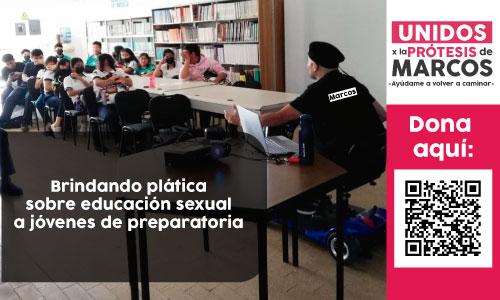 En imagen el activista social Marcos Gámez aparece impartiendo una plática con juventudes de una escuela preparatoria.
