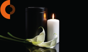 imagen esquela velas encendidas sobre fondo negro y una orquidea