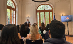 En imagen: Se aprecia el salón del mérito de la Rectoría de la Escuela Bancaria y Comercial en donde se lleva acabo la ceremonia por el 20 aniversario de Fundación EBC. Al fondo el presidente del consejo directivo de Fundación EBC, el Dr. Carlos Prieto Sierra da su discurso de bienvenida.