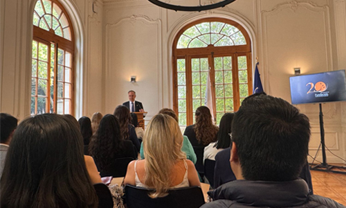 En imagen: Se aprecia el salón del mérito de la Rectoría de la Escuela Bancaria y Comercial en donde se lleva acabo la ceremonia por el 20 aniversario de Fundación EBC. Al fondo el presidente del consejo directivo de Fundación EBC, el Dr. Carlos Prieto Sierra da su discurso de bienvenida.