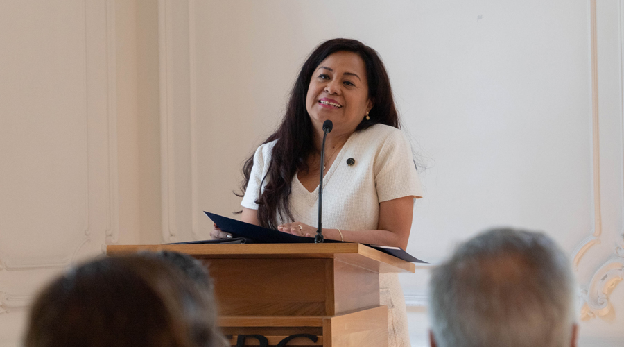 : La directora de Fundación EBC, la maestra María del Pilar Morales García dando un mensaje de agradecimiento a los asistentes a la ceremonia por formar parte de estos 20 años de trayectoria