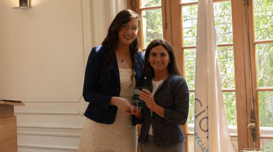 Exalumna y Exbecaria de la beca “Profesionistas para Siempre” Lizbeth Stefany Chavez y Saenger entregando reconocimiento por ser aliado por la educación a María Cristina Kessel, directora de la Fundación Sempra Infraestructura.