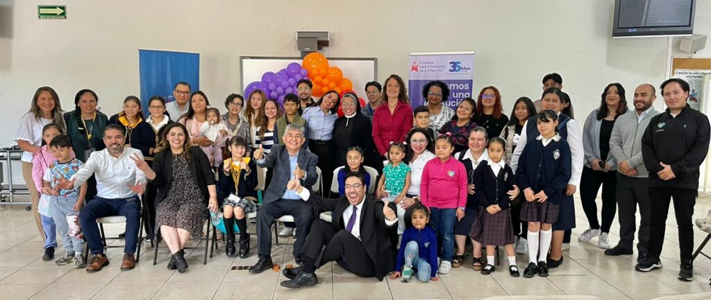 Personas asistentes a la presentación del programa Explorando la educación STEM mediante la programación y el apoyo académico