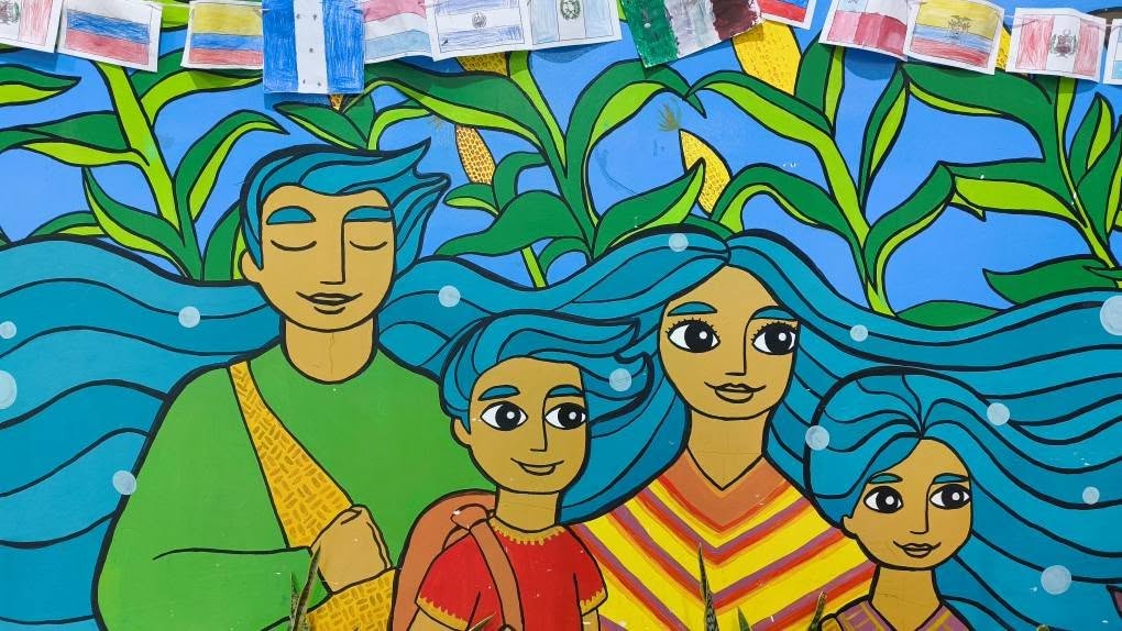 Mural de familia migrante en instalaciones de FM4