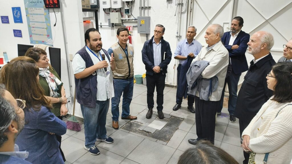 Integrantes del Consejo Directivo de Cemefi visitando las instalaciones de FM4 en Jalisco