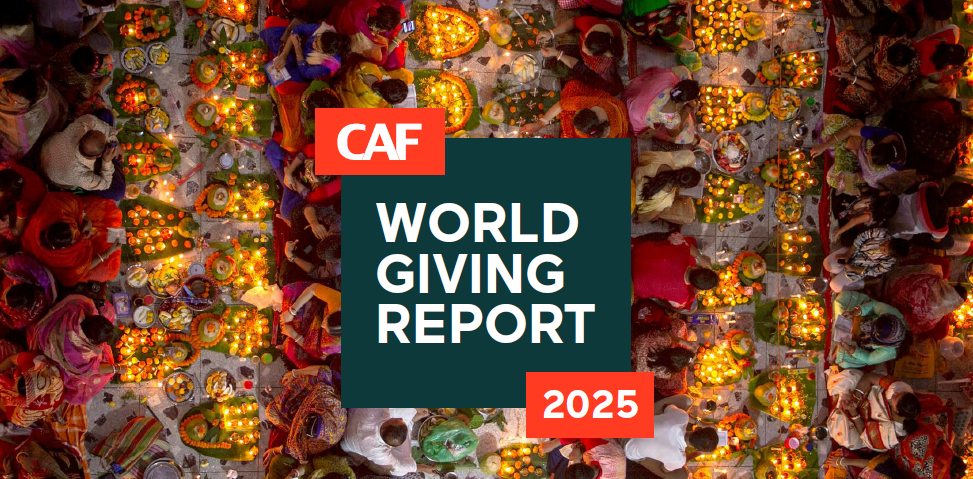 Portada del reporte mundial de donaciones 2025 en el cual se puede ver una imagen tomada con un dron en el cual se observa a varias personas compartiendo una ofrenda de comida y veladoras al parecer en un país como la India.