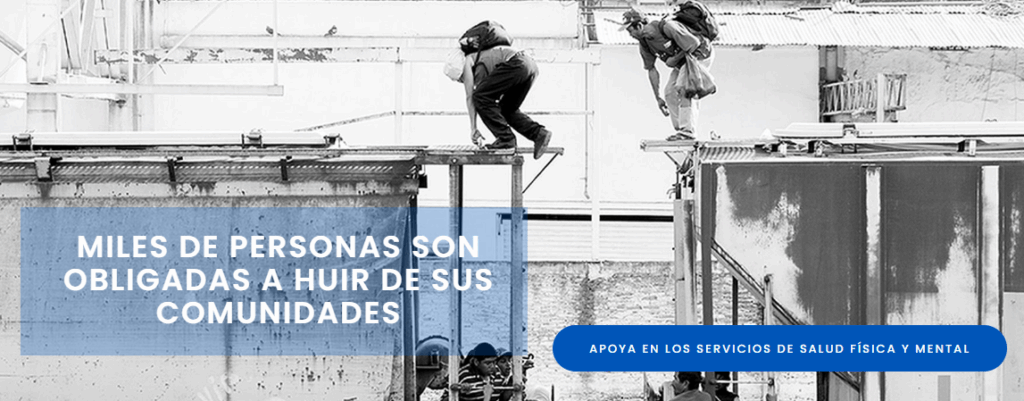 Imagen del sitio web de FM4. Personas migrantes viajando en texho de tren migramdo de sus lugares de origen y el texto "Miles de personas osn obligadas a huir de sus hogares".