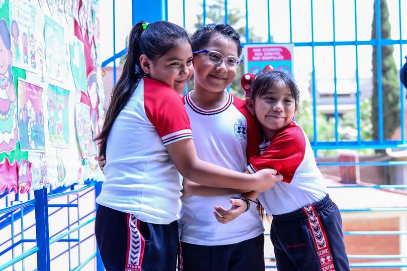 Imagen de niñas y niños que asisten al programa educativo de SEDAC