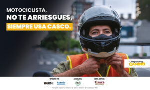 Un motociclista joven ajusta su casco en la calle. A su lado, un mensaje resalta: “Motociclista, no te arriesgues, siempre usa casco”.