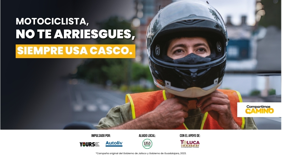 Un motociclista joven ajusta su casco en la calle. A su lado, un mensaje resalta: “Motociclista, no te arriesgues, siempre usa casco”.