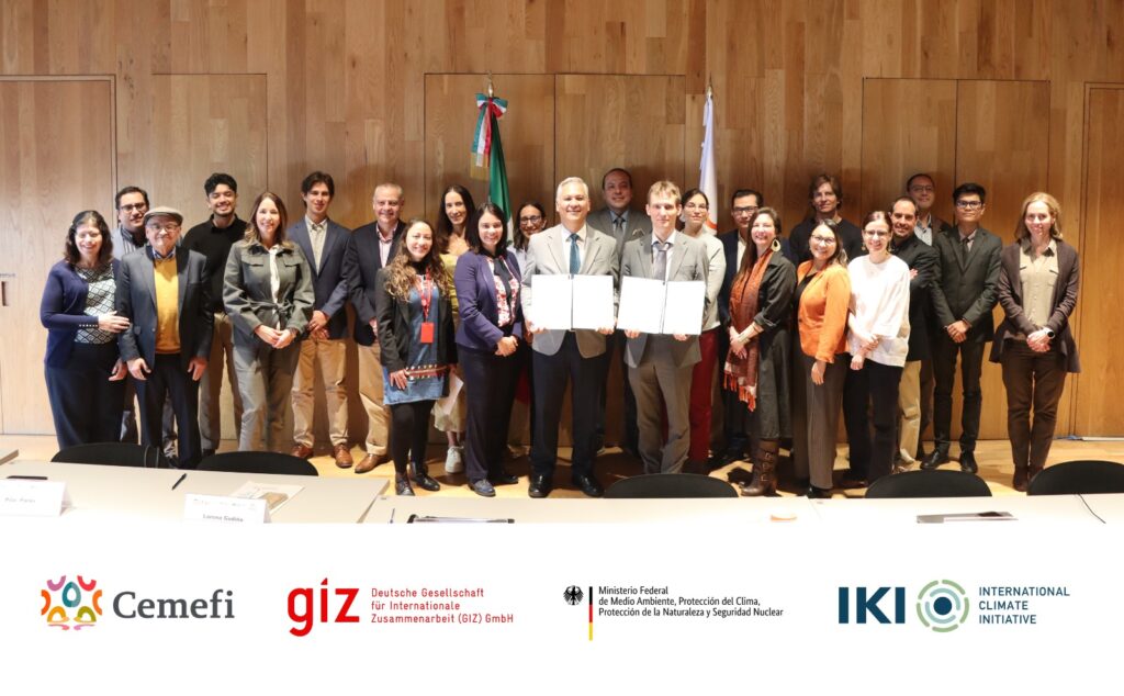 Imagen de personas asistentes a la firma de convenio. Equipos de Cemefi y GIZ