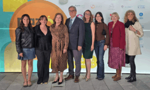 Carmen Peralta, fundadora y Nery Retes directora de CEFORMA, durante la entrega del reconocimiento en Ciudad de México.
