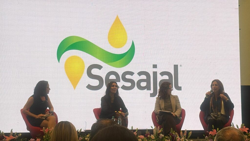 En imagen: panel de mujeres líderes de distintos sectores en presentación de informe y cambio de presidencia Expo Guadalajara