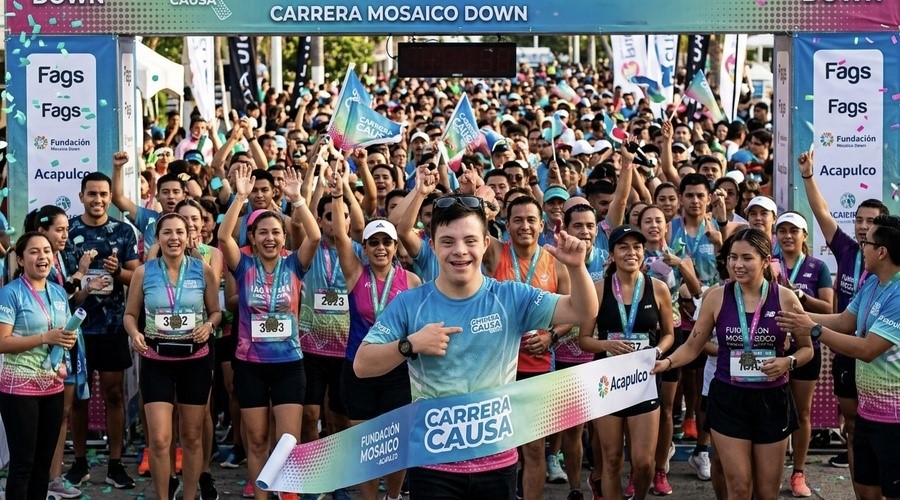 Hombre joven corredor con síndrome de down llegando al final de la carrera