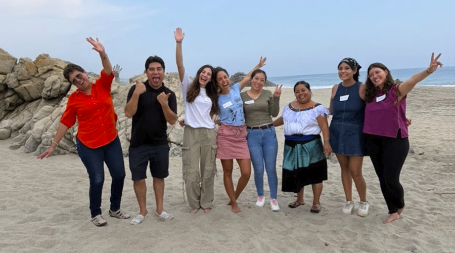 En imagens personas jóvenes saludando y sonriendo Las participantes, acompañadas por la Coordinación Operativa del Nodo México de RedEAmérica, visitaron el proyecto que desarrolla el Fondo Oaxaqueño para la Conservación de la Naturaleza